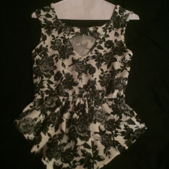 Sleeveless Peplum Shirt - Picture 2 of 3